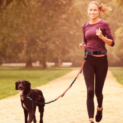 laisse main libre chien course fille heureuse